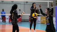 Pemain Jakarta Pertamina Fastron melakukan selebrasi usai timnya mencetak poin saat perebutan juara ketiga putri PLN Mobile Proliga 2022 melawan Jakarta Mandiri Popsivo Polwan di Padepokan Voli Jenderal Polisi Kunarto, Sentul, Sabtu (26/03/2022). (Bagaska/Bola.com)