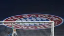 Kiper Bayern Munchen, Manuel Neuer memotong jaring gawang saat merayakan timnya meraih trofi Liga Champions usai mengalahkan PSG pada pertandingan final di stadion Luz di Lisbon (23/8/2020). Munchen menang tipis atas PSG 1-0. (AFP/Pool/David Ramos)