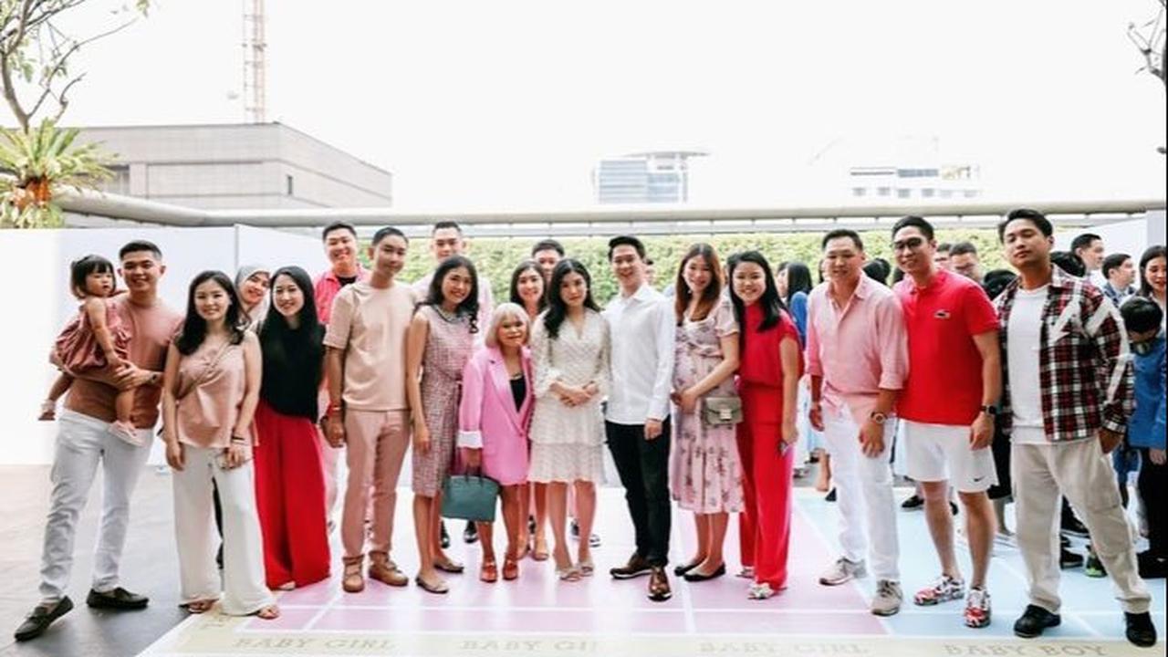 Penampilan Valencia Tanoe tak kalah mencuri perhatian. Potretnya dipuji makin cantik.