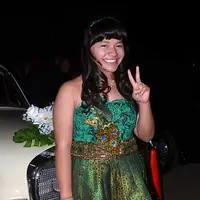 Mengenakan dress hijau gemerlap. artis cilik Amel Carla turut hadir dalam resepsi pernikahan Nycta-Rizky. (Deki Prayoga/Bintang.com)