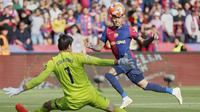 Pemain Barcelona, Raphinha mencetak gol ke gawang Real Madrid yang dijaga Thibaut Courtois dalam laga lanjutan Liga Spanyol 2024/2025 di Estadi Olimpic Lluis Companys, Barcelona, Spanyol, Minggu (11/05/2025) waktu setempat. (AP Photo/Jose Breton)