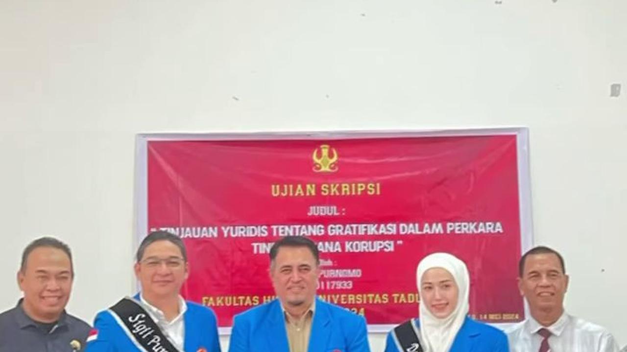 Adelia baru saja dinyatakan lulus ujian S1 jurusan hukum dengan predikat sangat memuaskan.