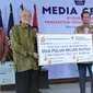 Secara simbolis, bantuan diberikan oleh CEO dan pendiri Bayan Resources, Dato Dr Low Tuck Kwong kepada Kepala Gugus Tugas Penanganan Covid-19 Doni Monardo di Grahan BNPB, Jakarta. (Istimewa)