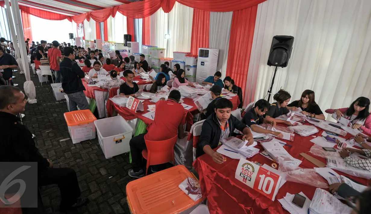 Suasana rekapitulasi KTP secara manual oleh Relawan Teman Ahok di markas Teman Ahok, Jakarta, Rabu (29/6). Penghitungan itu guna menepis dugaan beberapa pihak yang menilai satu juta KTP yang dikumpulkan untuk Ahok tidak benar. (Liputan6.com/Yoppy Renato)