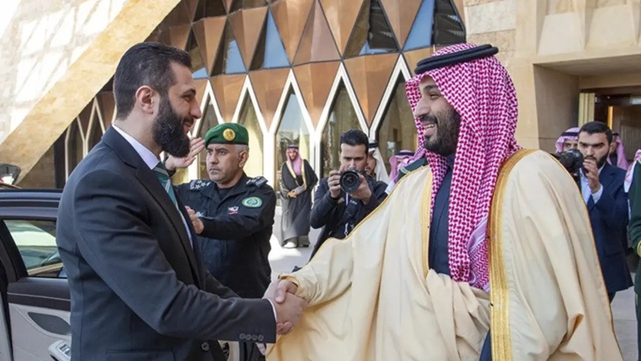 Putra Mahkota sekaligus pemimpin de facto Arab Saudi Pangeran Mohammed bin Salman bersalaman dengan presiden sementara Suriah Ahmad al-Sharaa di Riyadh, Minggu (2/2/2025).