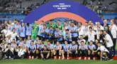 Para pemain Uruguay berpose dengan medalinya usai mengalahkan Kanada dalam adu penalti pada perebutan peringkat ketiga Copa America 2024 digelar di Stadion Bank of America, Minggu (14/7/2024) pagi WIB.  (AP Photo/Nell Redmond)