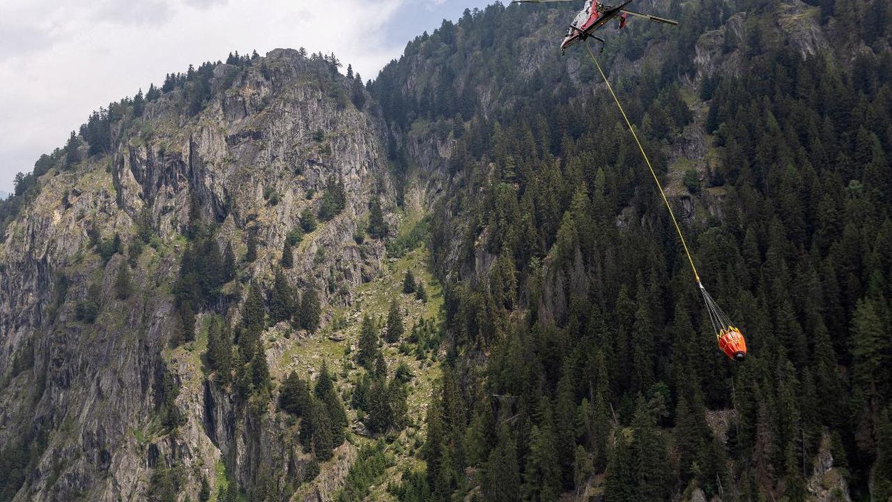 Menurut Kepolisian Swiss, kebakaran yang melanda lahan hutan di pegunungan itu dipengaruhi oleh gelombang panas dari Mediterania yang sama seperti melanda Eropa selatan sebelumnya.