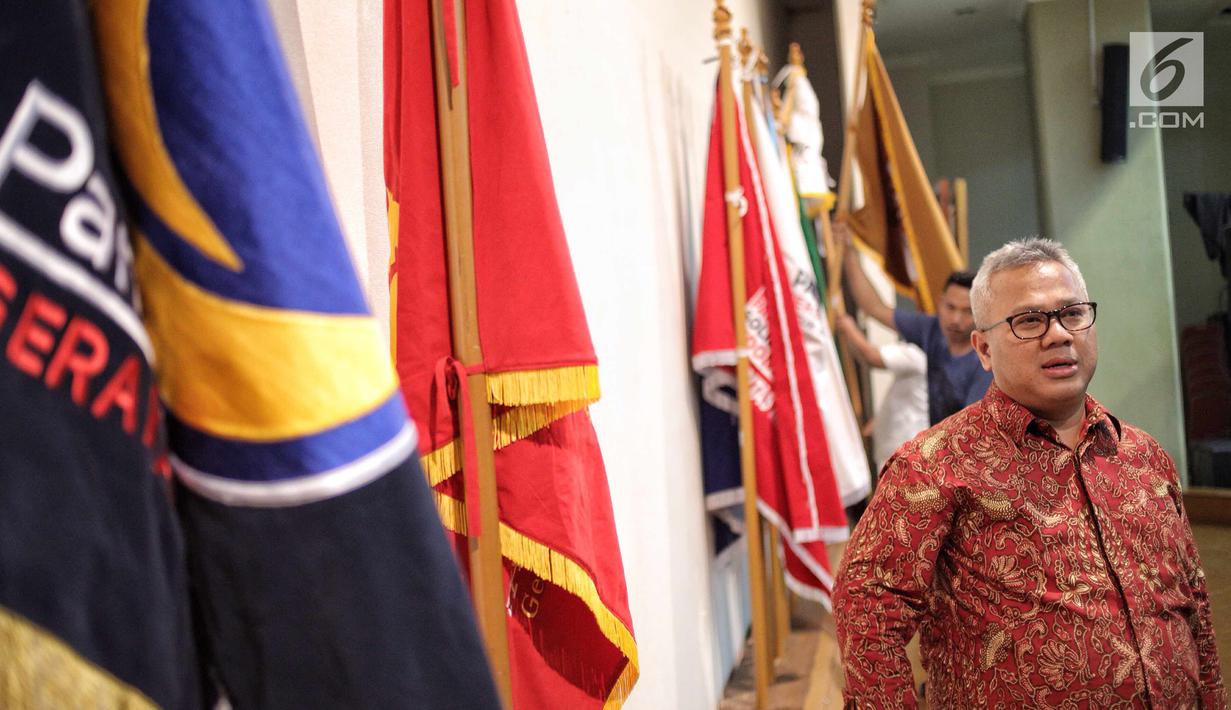 Ketua KPU RI Arief Budiman meninjau ruangan untuk pendaftaran Caleg di Gedung KPU RI, Jakarta, Selasa, (3/7). KPU RI mempersiapkan ruangan untuk pendaftaran Calon Legislatif DPR RI yang berlangsung mulai tanggal 4-17 Juli. (Liputan6.com/Faizal Fanani)