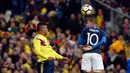 Pemain Prancis, Kylian Mbappe (kanan) berebut bola dengan Carlos Bacca dalam pertandingan persahabatan antara Prancis dan Kolombia di Saint-Denis, luar Paris, Prancis,  Jumat (23/3). Kolombia menang 2-3. (AP Photo/Michel Euler)