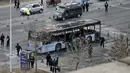 Suasana dimana sebuag bus hangus terbakar di Yinchuan, China, (5/1). Belum diketahui jelas sebab kebakaran ini. (REUTERS / Stringer)