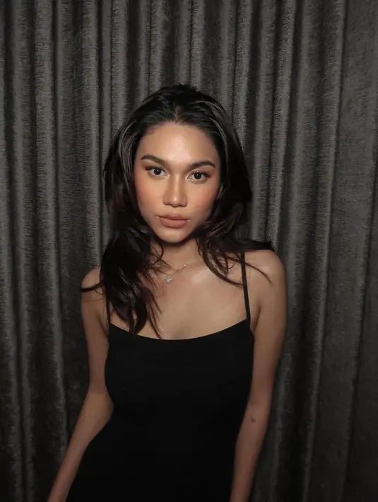 Azizah Salsha memadukan penampilannya yang super cantik ini dengan rambut layernya yang dibiarkan tergerai. [Foto: Instagram/azizahsalsha_]