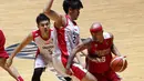 Pebasket putra Indonesia, Mario Wuysang (kanan), berusaha melewati hadangan pemain Singapura dalam semi final basket SEA Games 2015. (Bola.com/Arief Bagus)
