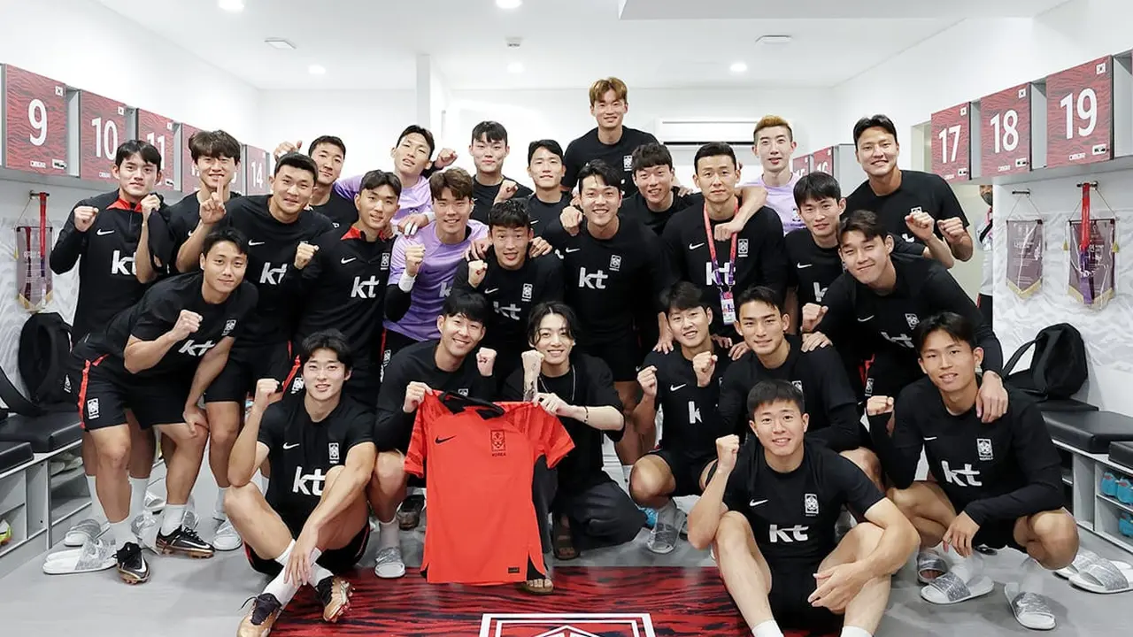 Foto Jungkook bersama Tim Nasional Korea