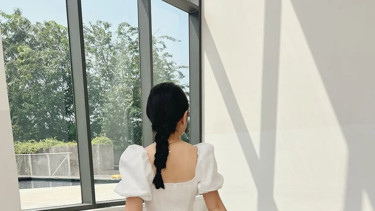 6 Gaya Manis Prilly Latuconsina Jadi Swifties Sejati Pakai Dress Mini Putih, Vibesnya Disebut Mirip Remaja SMP
