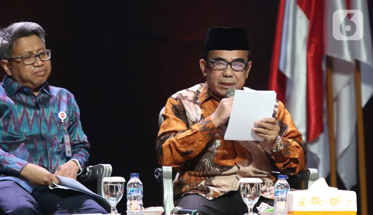 Menteri Agama Fachrul Razi (kanan) menyampaikan pendapatnya saat diskusi panel III Rakornas Indonesia Maju antara Pemerintah Pusat dan Forkopimda di Bogor, Rabu (13/11/2019). Panel III itu membahas pembangunan sumber daya manusia. (Liputan6.com/Herman Zakharia)
