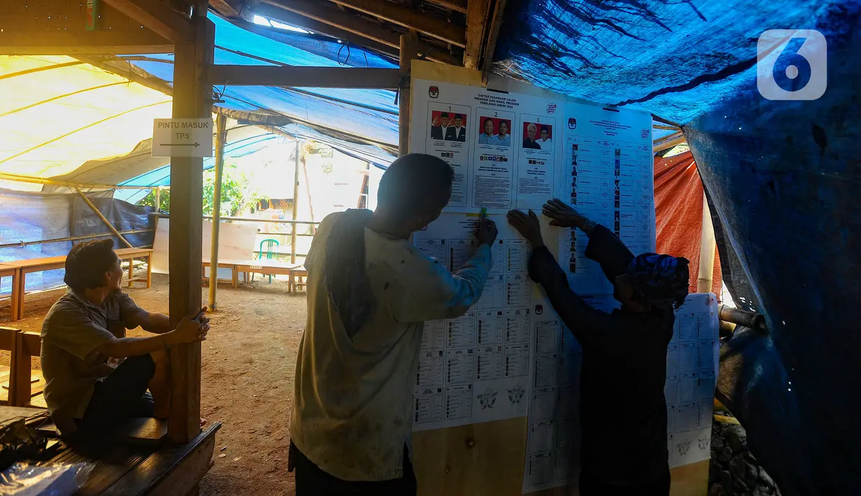 Warga Baduy Luar mempersiapkan lokasi tempat pemungutan suara (TPS) di TPS 01 Kanekes di Leuwidamar, Kabupaten Lebak, Banten, Selasa (13/2/2024). (merdeka.com/Arie Basuki)