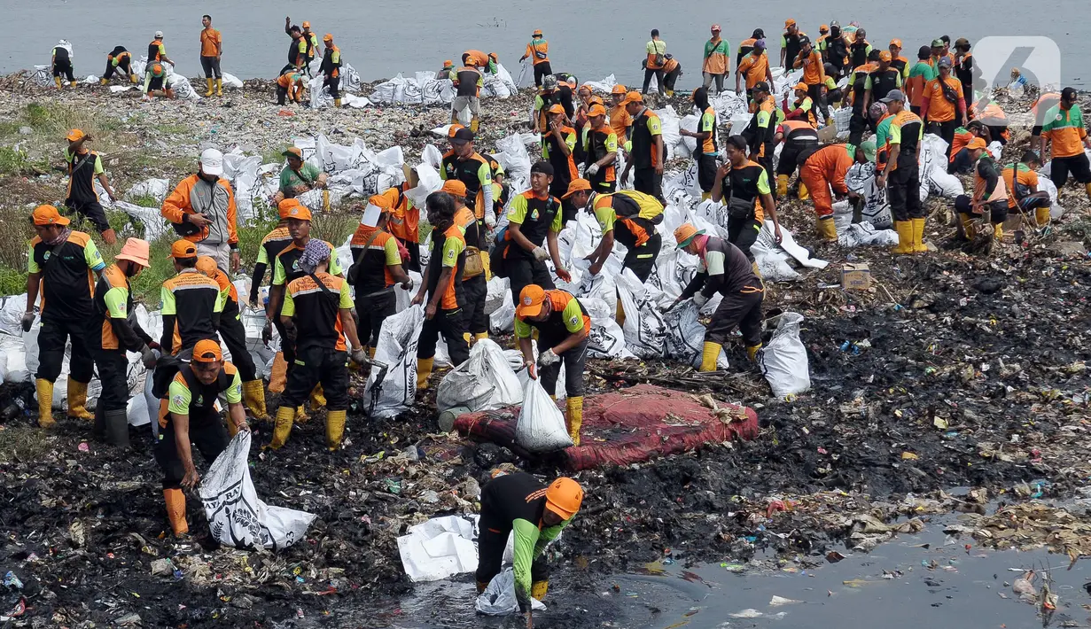 Ratusan karung untuk wadah mengangkut sampah disedia oleh Dinas Lingkungan Hidup. Sampah-sampah dipindahkan secara estafet. (merdeka.com/Imam Buhori)