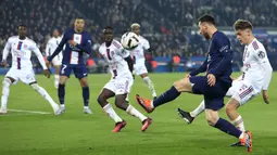 Pemain Paris Saint-Germain, Lionel Messi (kanan kedua) berusaha melepaskan umpan ke daerah kotak penalti Lyon pada laga pekan ke-29 Liga Prancis 2022/2023 di Parc de Pricess, Paris, Senin (3/4/2023) WIB. PSG kalah dengan skor 0-1 dari Lyon. (AP Photo/Aurelien Morissard)