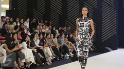 Model berjalan dipanggung mengenakan busana rancangan MADE IND X TANGAN dalam pagelaran Senayan City Fashion Nation ke-11, Jakarta, Senin (10/4). (Liputan6.com/Faizal Fanani)