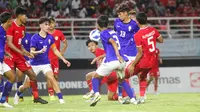 Perebutan bola terjadi pada laga Kamboja vs Timnas Indonesia U-19 di Stadion Gelora Bung Tomo dalam matchday 2 Piala AFF U-19 2024, Sabtu (20/7/2024) malam. (Bola.com/Aditya Wany)
