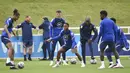 Pemain Inggris Raheem Sterling (tengah) melihat bola selama sesi latihan di St George's Park, Burton upon Trent, Inggris, Senin (5/7/2021). Inggris akan melawan Denmark pada pertandingan semifinal Euro 2020. (AP Photo/Rui Vieira)