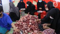 Panitia menimbang daging hewan kurban di Masjid Daarul Falah, Jakarta Selatan, Selasa (20/7/2021). Umat muslim seluruh dunia serempak merayakan Hari Raya Idul Adha yang ditandai dengan pemotongan hewan kurban sehari setelah jemaah haji wukuf di Padang Arafah. (Liputan6.com/Angga Yuniar)