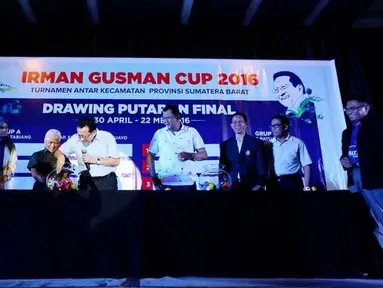 Ketua DPD-RI, Irman Gusman (3kiri) saat melakukan drawing putaran Final Irman Gusman Cup 2016 di Hotel Mercure, Padang, Sumatera Barat. (Bola.com/SPARTAN Enterprise)