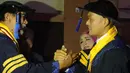 "Upacara wisuda ini jadi istimewa dibanding acara wisuda lain bagi kami karena saya n Mayor inf Zulfikar putra saya juga bareng di wisuda di fakultas yang sama dan gelar Doktor di jurusan yang sama," lanjut pemeran Nagabonar dalam film Naga Naga Naga. [Instagram/deddy_mizwar]