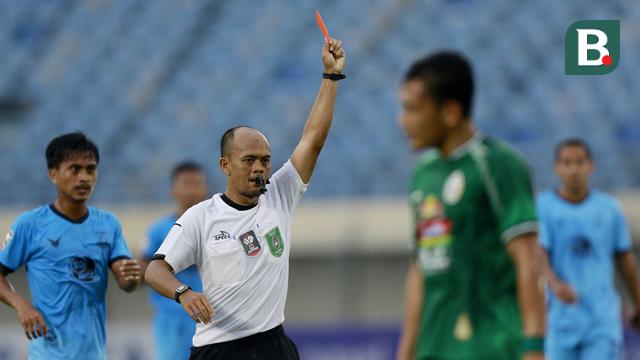 FOTO: Diwarnai 1 Kartu Merah dan 1 Tendangan Penalti, PSS Sleman Harus Puas Imbang 0-0 dengan Persela Lamongan - Wasit Ginanjar Rahman Latief