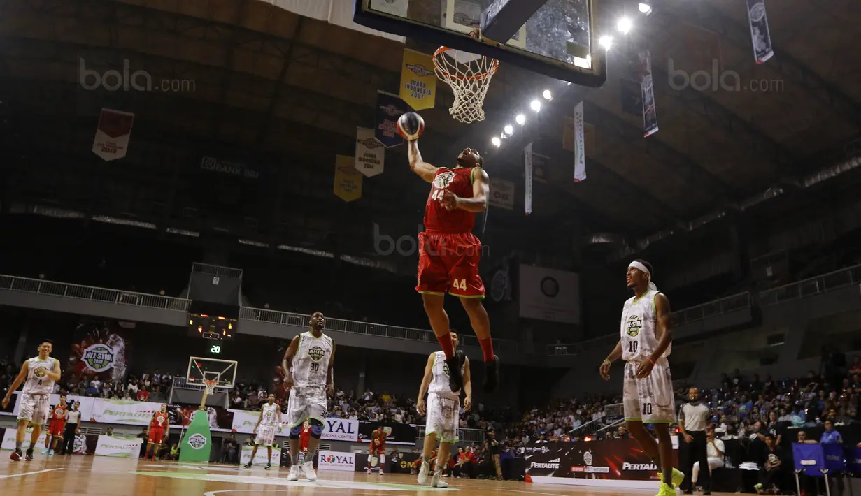 Pebasket tim Merah, Lowhorn Alexandrod, berusaha memasukan bola saat melawan tim Putih pada laga IBL All Star di Britama Arena, Jakarta, Minggu (7/1/2018). Tim Putih menang 130-114 atas tim Merah. (Bola.com/M Iqbal Ichsan)
