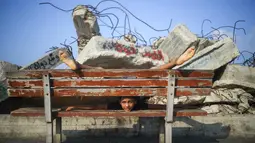 Bocah dua belas tahun Yousef Al-Bahtini melakukan keahliannya di atas bangku di pelabuhan Kota Gaza (20/9). Al-Bahtini saat ini tengah menunggu izin untuk melakukan perjalanan ke Yordania di mana dia akan menunjukkan aksinya. (AFP Photo/Mohammed Abed)