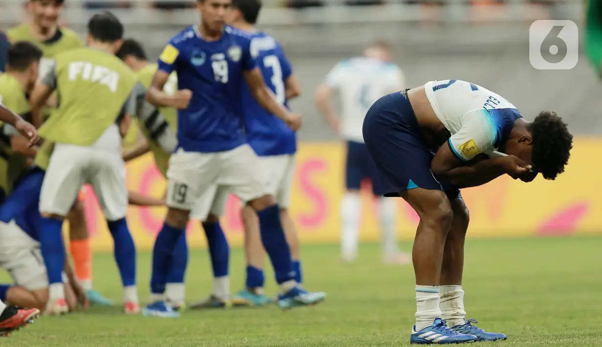 Sejumlah tekanan dilancarkan para pemain Inggris untuk mencetak gol penyama kedudukan. (Bola.com/Muhammad Iqbal Ichsan)