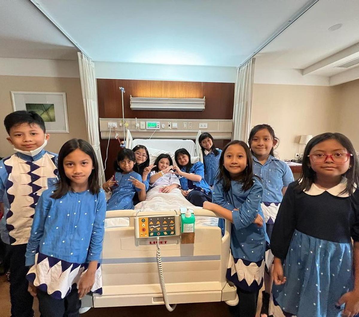 Arsy Hermansyah banyak dijenguk oleh teman dan kerabat. Di antaranya teman sekolah, King Faaz dan keluarga, hingga Geni Faruk dan adik Atta Halilintar.