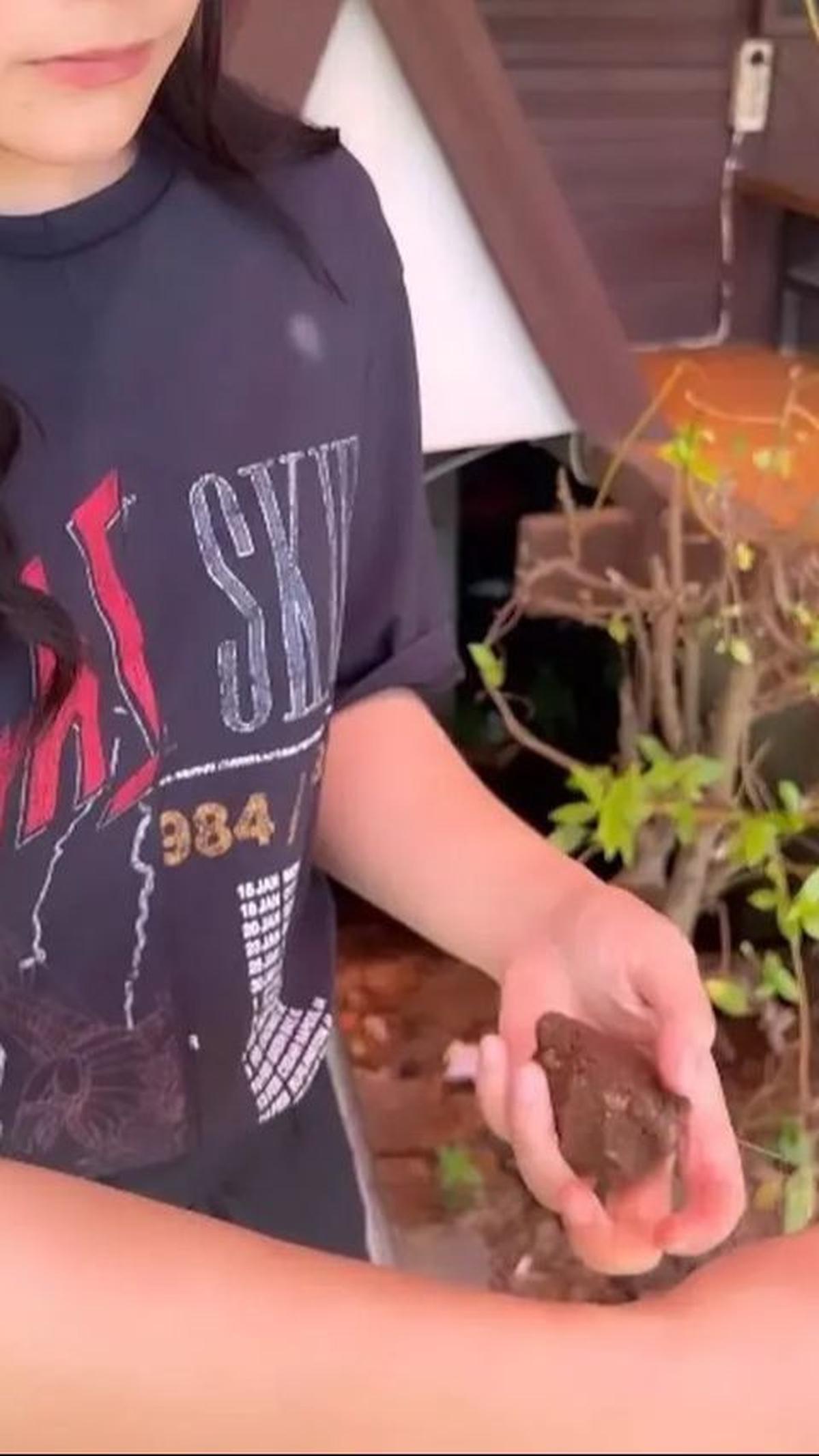 Dia terlihat mahir merakit joran dan memasang umpan sendiri, menunjukkan bahwa hobi memancing bukanlah hal yang asing baginya.&nbsp;