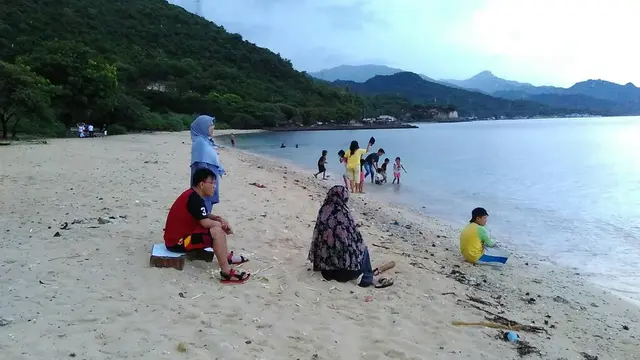 Padahal Pantai Kurinai ini sering dikunjungi masyarakat yang ingin wisata, sayang masih banyak sampah berserakan.