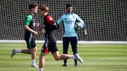 Latihan ini bagian persiapan Arsenal menghadapi Paris Saint Germain (PSG) pada pertandingan leg pertama semifinal Liga Champions 2024/2025. (Adrian DENNIS/AFP)