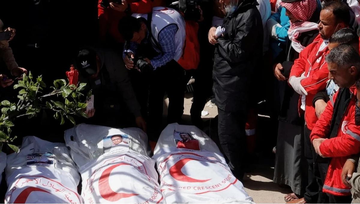 Israel Bunuh 15 Tenaga Medis Satu Demi Satu dengan Masing-masing 20 Luka Tembak, Lalu Dikubur Secara Massal dengan Tangan Terborgol