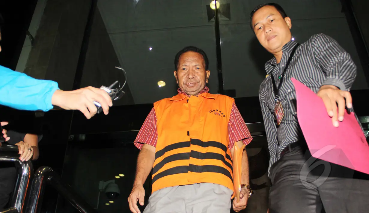 Jannes diperiksa sebagai tersangka dugaan tindak pidana korupsi pengadaan "Detailing Engineering Design" Pembangkit Listrik Tenaga Air di Sungai Mamberamo dan Urumka tahun 2009-2010 di Papua, Jakarta, Rabu (11/3/2015). (Liputan6.com/Helmi Afandi)