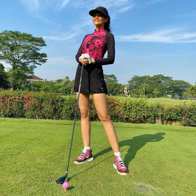 Potret Gaya Sporty Farah Quinn Saat Main Golf, Tampil Awet Muda. (Sumber: Instagram/farahquinnofficial)