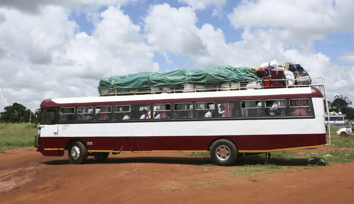Sebuah bus sekolah dengan anak-anak berangkat dari ibu kota Harare, Minggu (6/2/2022). Sekolah-sekolah di Zimbabwe dibuka kembali pada 7 Februari setelah penundaan selama berminggu-minggu dalam mengizinkan siswa kembali menyusul meningkatnya infeksi COVID-19. (AP Photo/Tsvangirayi Mukwazhi)