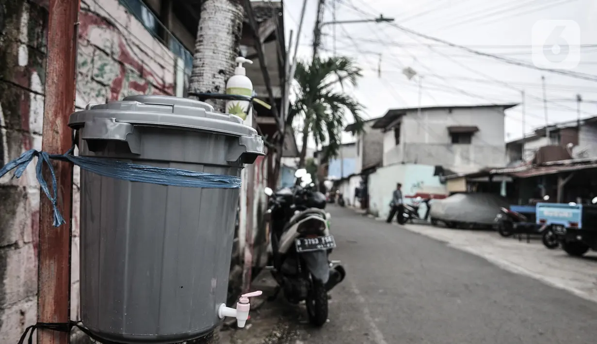 Fasilitas cuci tangan di wilayah Zona Merah RW 03 Kelurahan Kebon Manggis, Jakarta, Selasa (14/7/2020). Terus meningkatnya kasus positif Covid-19 menyebabkan jumlah RW di DKI yang masuk Wilayah Pengendalian Khusus (WPK) atau Zona Merah bertambah menjadi 30 lokasi. (merdeka.com/Iqbal Nugroho)