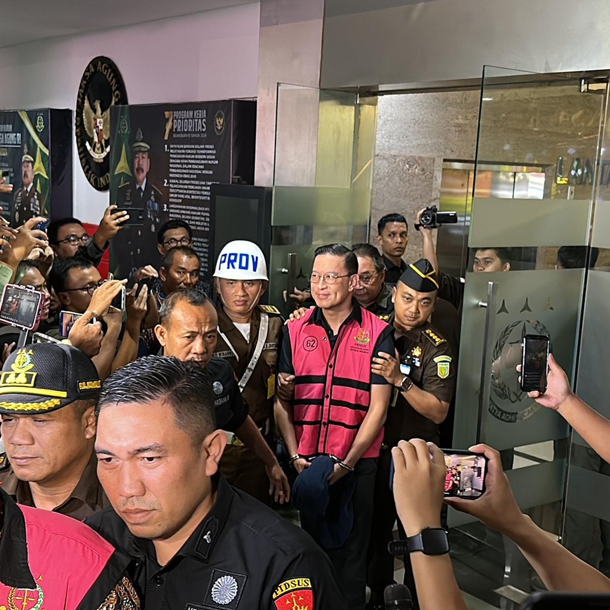 Mantan Menteri Perdagangan (Mendag) Thomas Trikasih Lembong (TTL) alias Tom Lembong ditetapkan sebagai tersangka kasus korupsi komoditas gula yang terjadi di lingkungan Kementerian Perdagangan (Kemendag) periode 2015-2023.