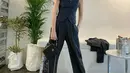 Jennie BLACKPINK tampil dengan menggunakan suit vest dan wide leg pants warna selaras. Gaya smart casualnya pun diperlengkap dengan sneakers. (Instagram/jennierubyjane).