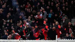 Flare dilemparkan ke arah suporter Ajax Amsterdam sebelum pertandingan Liga Champions melawan AEK Athena di Stadion Olimpiade Athena, Selasa (27/11). Suporter tuan rumah melempar flare dan bom molotov ke arah tribun suporter Ajax. (AP/Thanassis Stavrakis)