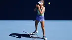 Petenis AS, Sofia Kenin melepas raketnya usai mengalahkan Ashleigh Barty dari Australia pada semifinal kejuaraan tenis Australia Terbuka 2020 di Melbourne, Australia, Kamis, (30/1/2020). Sofia Kenin menang dengan skor 7-6 dan 7-5. (AP Photo/Andy Wong)
