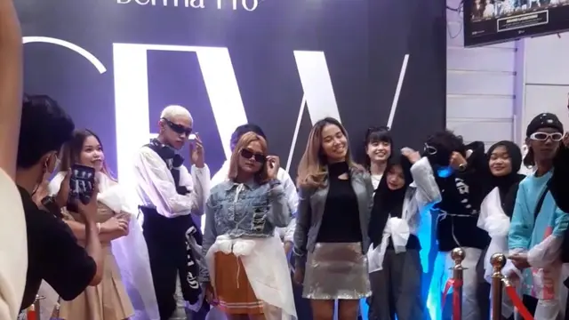 Remaja penggagas Citayem Fashion Week (CFW) seperti Kurma, Wahyu dan Devi bakal dibuat menjadi lebih glowing.