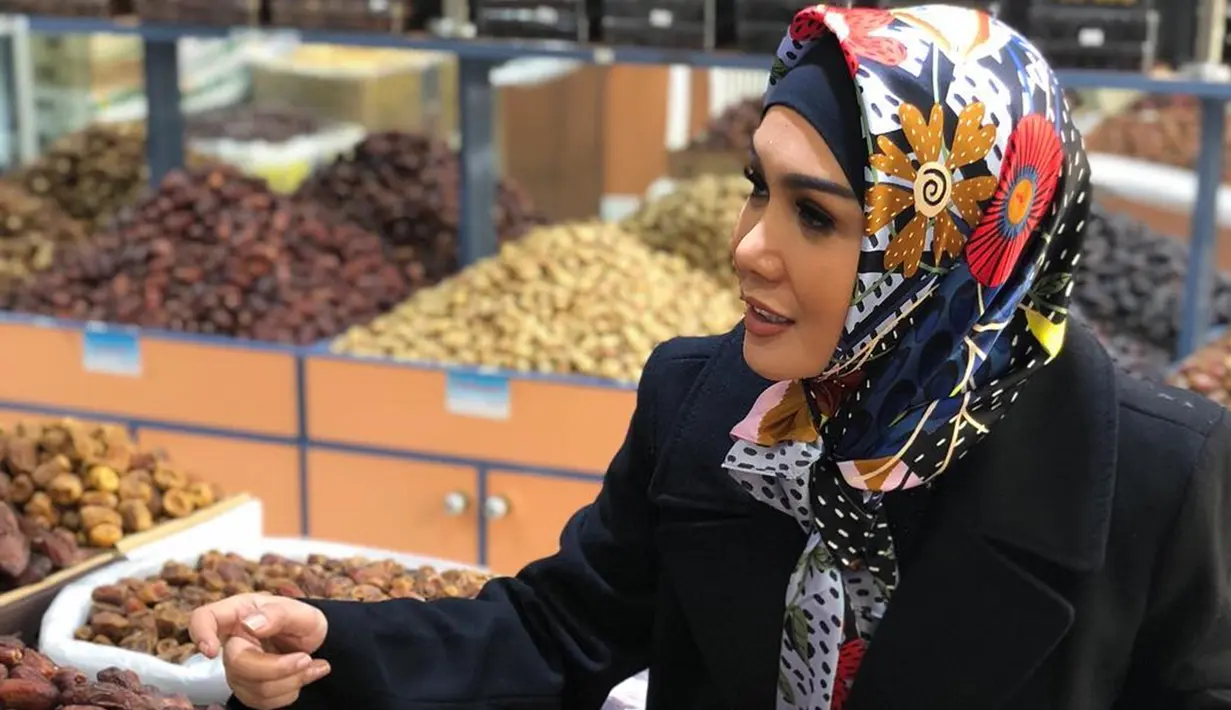 Bukan hanya sekali, wanita kelahiran Batu ini sudah cukup sering mengunggah foto dirinya mengenakan hijab. Tak sedikit yang memuji kecantikan dan keanggunan kakak Krisdayanti ini dan sukses bikin adem netizen. Gaya simpel dengan hijab ditali ke depan ini bisa kamu tiru.(Liputan6.com/IG/@yunishara36)