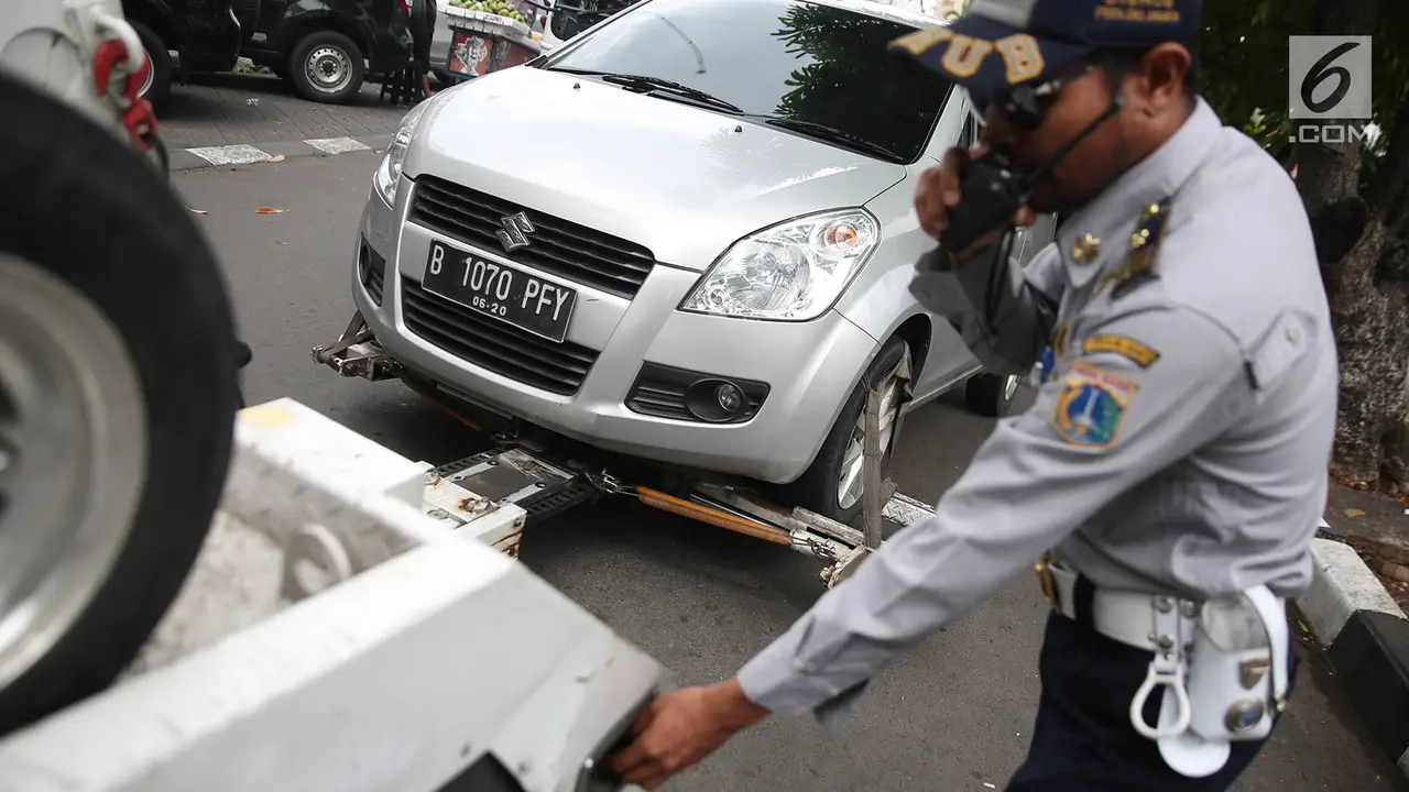 Parkir Liar Penuhi Jalan, Petugas Kembali Derek Mobil di Pasar Baru