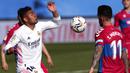 Gelandang Real Madrid, Casemiro, berebut bola dengan pemain Elche, Tete Morente, pada laga Liga Spanyol di Stadion Alfredo di Stefano, Sabtu (13/3/2021). Real Madrid menang dengan skor 2-1. (AP/Bernat Armangue)