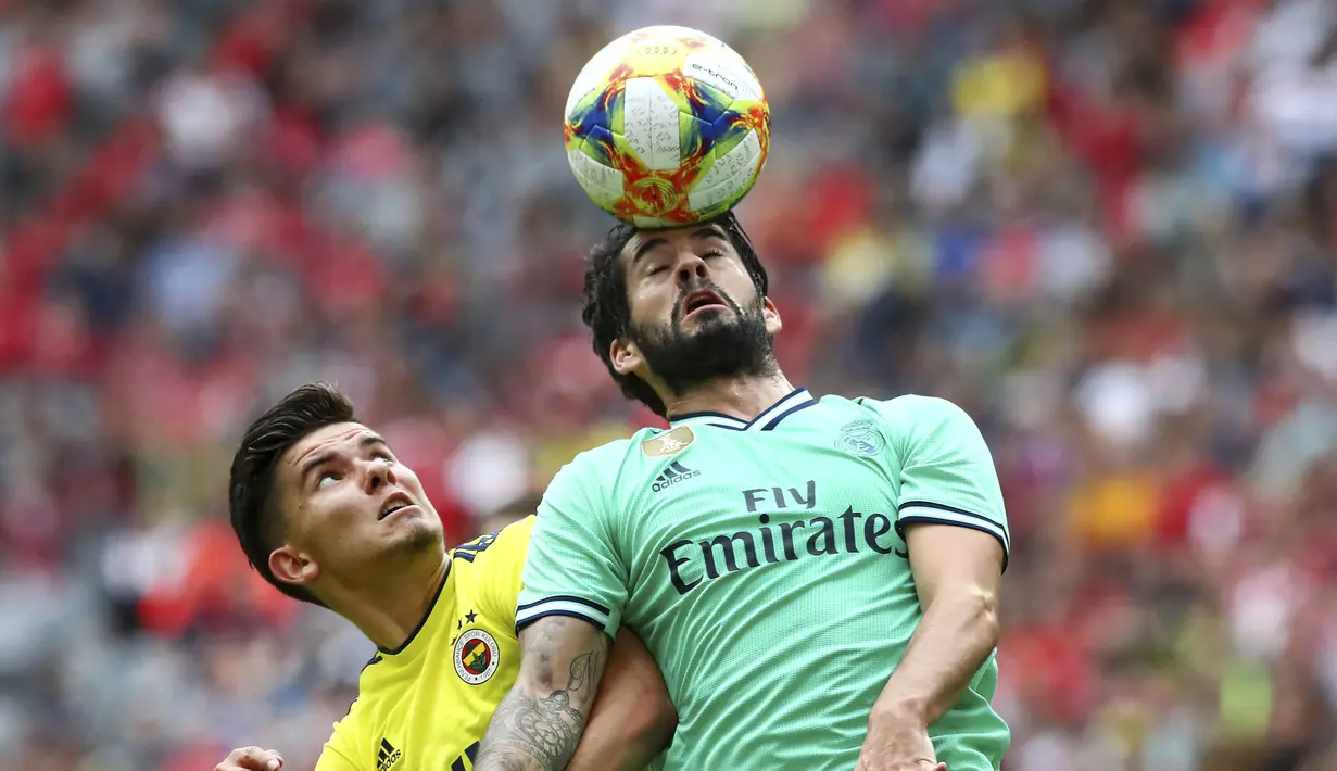 Gelandang Real Madrid, Isco berebut bola udara dengan pemain Fenerbahce, Ferdi Kadioglu selama pertandingan Audi Cup 2019 di stadion Allianz Arena di Munich, Jerman (31/7/2019). Madrid menempati posisi ketiga di Audi Cup 2019. (AP Photo/Matthias Schrader)